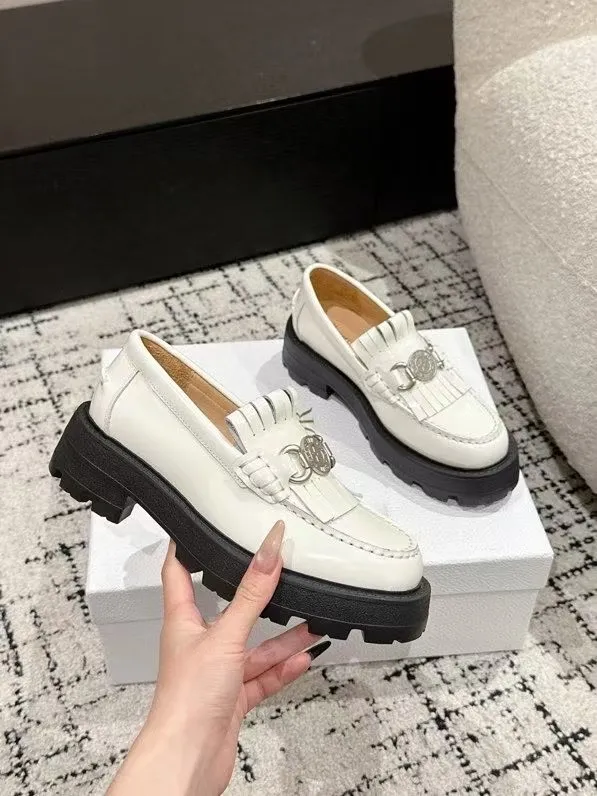 👟👟Ex-factory price 700👟👟 Dior 25/early spring new coin tassel thick-soled loafers made of black calf leather with white leather tassels to show a contrasting layering. The tassels are embellished with silver lucky star metal medals. They are very exquisite, comfortable and good-looking💯 and easy to match. Can be worn in spring, summer, autumn and winter! ✔️Upper: original imported open-edge beaded cowhide ✔️Inner lining: water-dyed cowhide ✔️Sole: original rubber foam outsole ✔️Size: 35-41 (40.41 customized, non-refundable)
